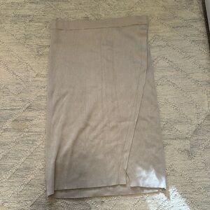 Cream Abercrombie & Fitch skirt. Sweater material with front slit detail. Soft.